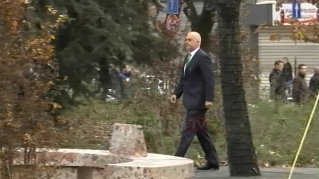 Report TV - Mbledhja e kryesisë së PS, Kryeministri Rama mbërrin në seli