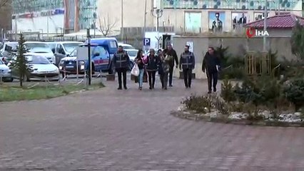 Kucaklarındaki bebeklerle tırnakçılık yapan kadınlar adliyeye sevk edildi