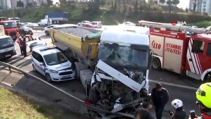 TEM'de hafriyat kamyonu polis aracına çarptı