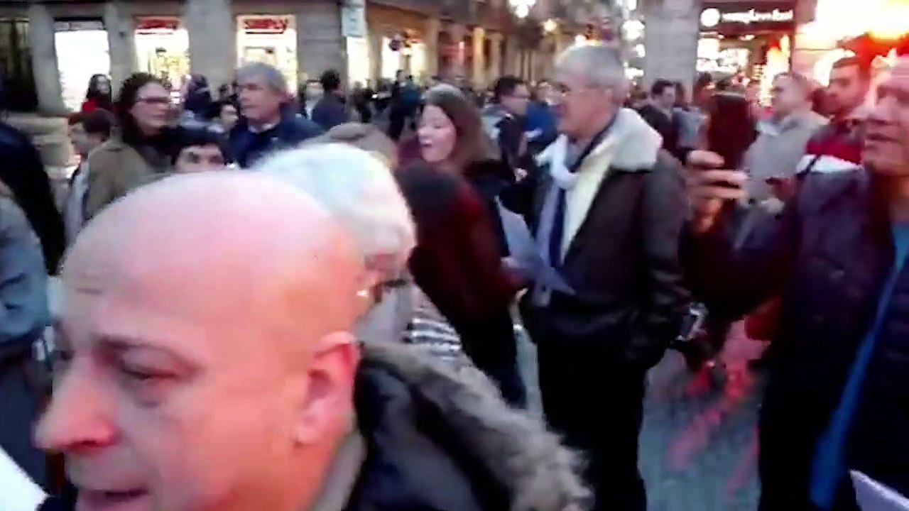 Barceloneses ponen un pese de verdad en el belén de Colau y se ponen a cantar villancicos