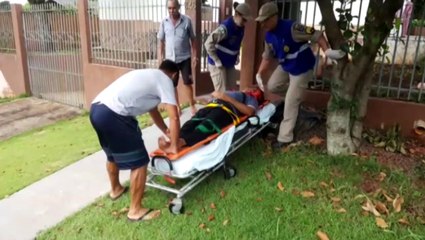 Idoso machuca o pé após cair de escada