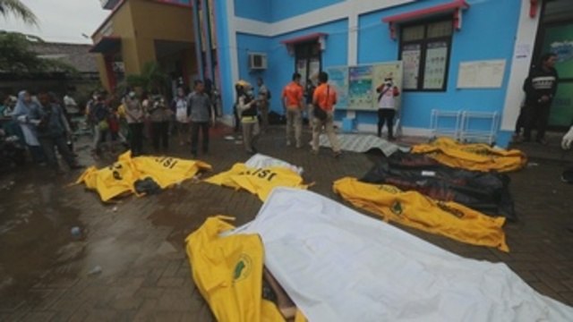 Elevan a 281 los muertos y 1.016 los heridos por un tsunami en Indonesia