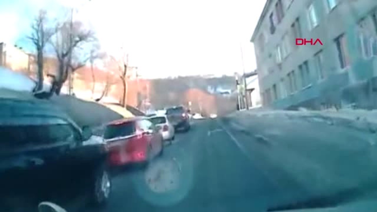 Dha Dış - Kontrolden Çıkan Kar Küreme Aracı, Durakta Bekleyenlerin Arasına Daldı