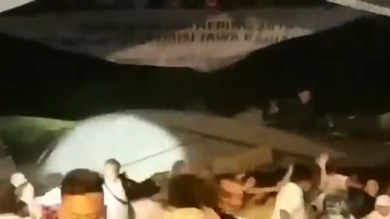 Indonesian Tsunami Waves Destroy Band Seventeen's Performance