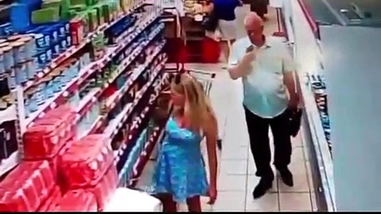 Incroyable ! Un gros pervers profite de l’inattention d'une femme dans un supermarché pour photographier sous sa jupe