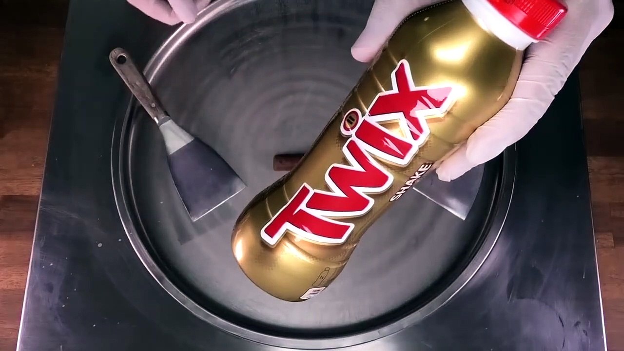 TWIX Ice Cream Rolls _ fried Thailand rolled ice cream with TWIX Chocolate Bar _ Satisfying ASMR