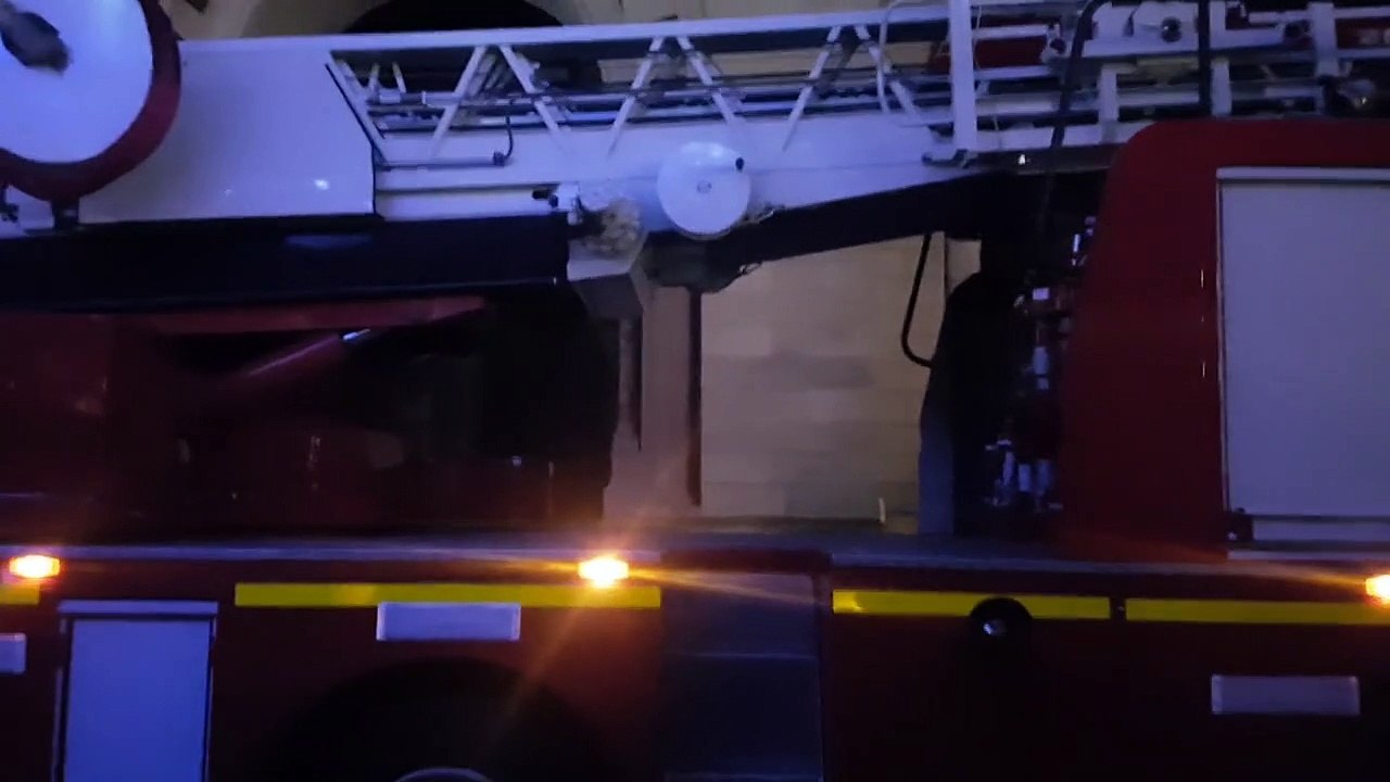 Un père Noël coince sa barbe au sommet d’un clocher, les pompiers viennent à sa rescousse...