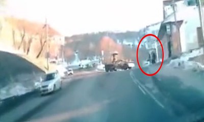 Kar küreme aracı, durakta bekleyenlerin arasına daldı