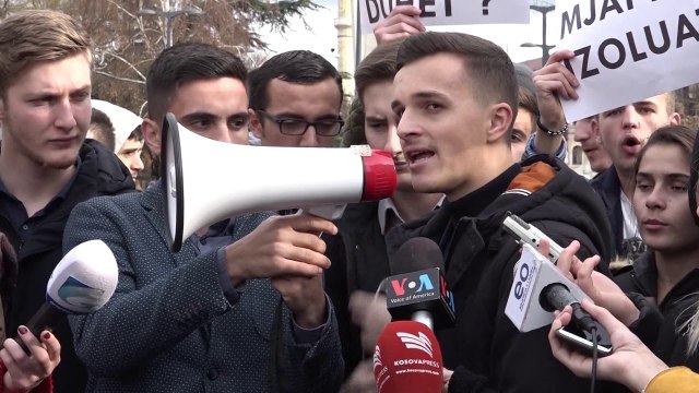 Studentët në Kosovë kërkojnë liberalizim, pyesin Mogherinin për vlerat e BE-së
