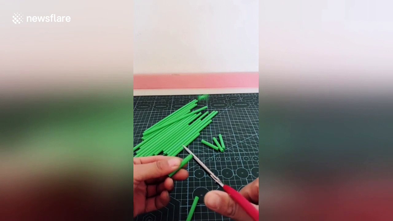 Chinese woman creates DIY Christmas tree from straws