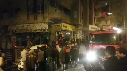 Video herunterladen: Otomobil Yayaların Arasına Daldı: 4 Yaralı