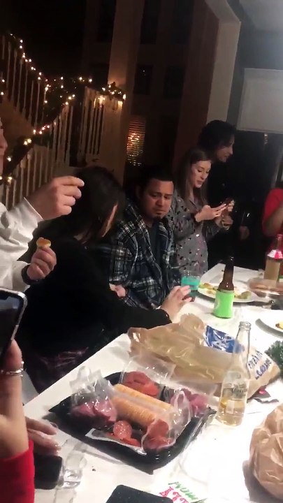 Elle annonce lors d'un discours qu'elle rompt avec son petit ami pendant sa fête d’anniversaire