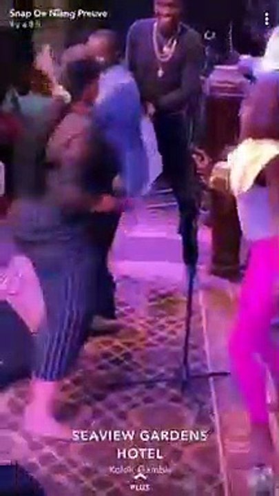 Vidéo: Les gambiennes offrent un sabar et leumbeul " bou tangue dieeur " à  Wally Seck