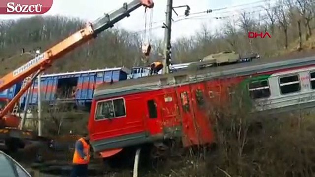 Raydan çıkan tren yola devrilmekten son anda kurtuldu
