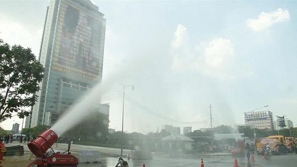 Canhões de água contra a poluição em Banguecoque