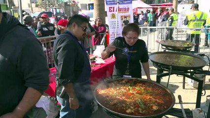 طبق "باييلا" ضخم للمهاجرين العالقين على الحدود الأميركية المكسيكية