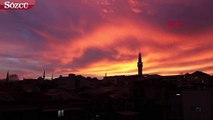 İstanbul’da gökyüzü kızıla boyandı