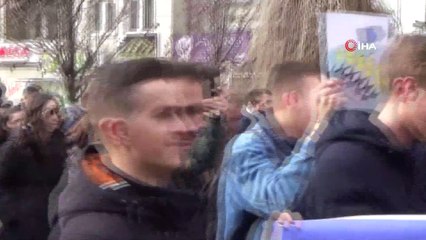 Kosovalı Öğrenciler Ab’yi Protesto Etti- Öğrenci Temsilcisi Edison Syla:- “95 Kriter Yanında Yerine Getirilmesi Gereken Kaç Kriter Daha Var?”
