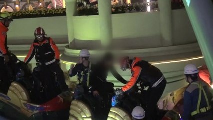 롯데월드 놀이기구 정지...탑승객 구조 / YTN