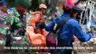 Indonésie: les secouristes dégagent des corps des décombres