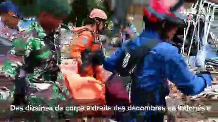 Indonésie: les secouristes dégagent des corps des décombres
