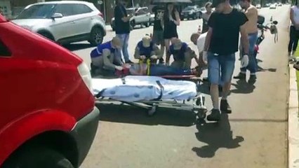 Motociclista fica ferida após sofrer queda na Av. Brasil