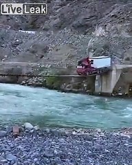 Ce conducteur de camion n'a peur de rien ! Il roule sur un pont de fortune pliant !