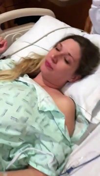 Enceinte elle chante sur le lit d'accouchement à l'hôpital !