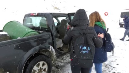 Karda mahsur kalan öğretmenler kurtarıldı