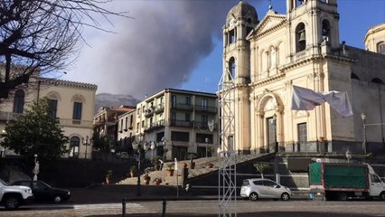 Erupción del Etna en Sicilia provoca columnas de cenizas