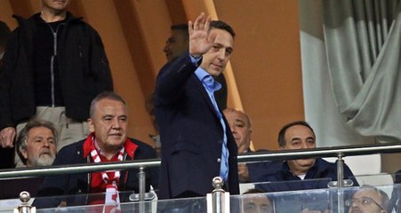 Fenerbahçeli Bir Taraftar Ali Koç'a, "Takım Yine Otobüsle mi Dönecek?" Deyince Polis Müdahale Etti