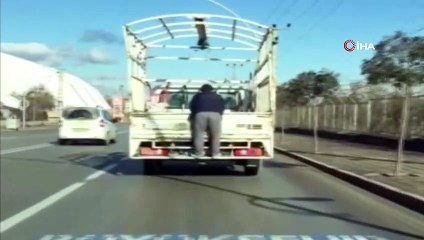 - Kamyonetin arkasındaki tehlikeli yolculuk kamerada