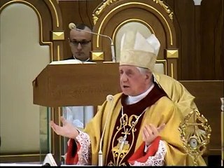 ks. abp Andrzej Dzięga_komunia na kolanach