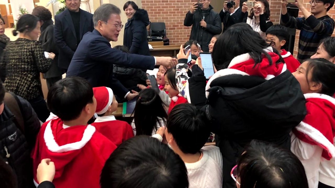 문 대통령 "예수님처럼 나의 행복이 모두의 행복 되길" / YTN