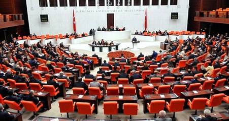 Müjdat Gezen ve Metin Akpınar'a Açılan Soruşturma, Meclis'te Gerginlik Yarattı