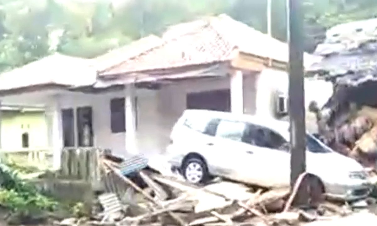 PLN Butuh Waktu Dua Hari Untuk Pulihkan Gardu Listrik yang Rusak karena Tsunami