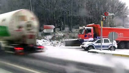 Bolu Dağı’nda kar yağışı ve sis etkili oluyor