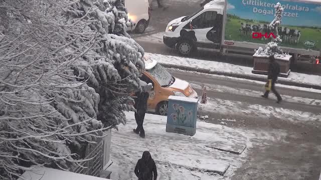 Van Van ve Bitlis'te Etkili Olan Kar Yağışı, 337 Yerleşim Biriminin Ulaşıma Kapanmasına Neden Oldu.