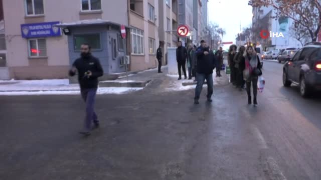 Polis Merkezinin Arkasına Saklanan Çanta Polisi Alarma Geçirdi