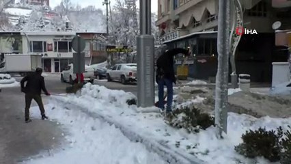Hakkari beyaza büründü, belediye ekipleri ulaşıma kapanan yolları böyle açtı