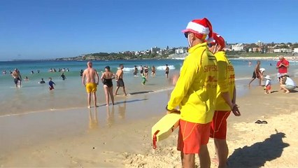 Sur une plage de Sydney ou à la messe de minuit... c'est Noël !