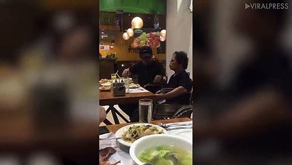 في مشهد أذاب القلوب.. شاهد كيف يبر هذا الشاب والدته المسنة