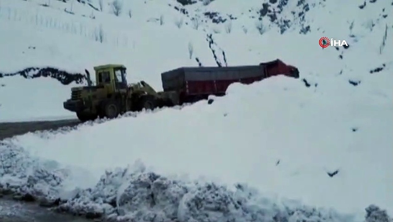 Karda mahsur kalan araçlar kurtarıldı