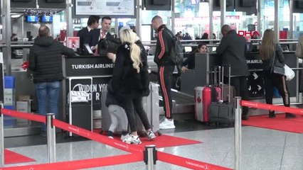 İstanbul Fenerbahçeli Futbolcu Slimani'den Mendil Satan Çocuklara 100 Lira Harçlık