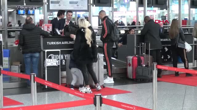 İstanbul Fenerbahçeli Futbolcu Slimani'den Mendil Satan Çocuklara 100 Lira Harçlık