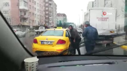 Esenyurt'ta Taksiciler, Uber Aracının Önünü Kesti, Sürücüye Tehditler Savurdu