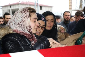 Kaza Şehidi Polisi, Nişanlısı Yüzüğünü Gösterip, Gözyaşıyla Uğurladı