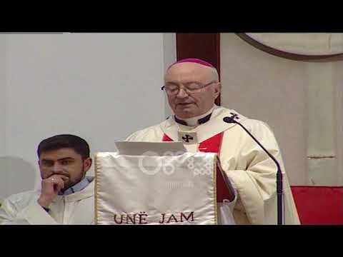 Ora News - Besimtarët e krishterë festojnë lindjen e Krishtit