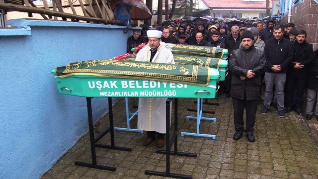 Aynı Odada Zehirlenerek Ölen 3 Kardeş Yan Yana Defnedildi