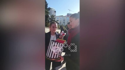 Ora News - Studentët i bëjnë dhuratë Ramës një palë pantallona